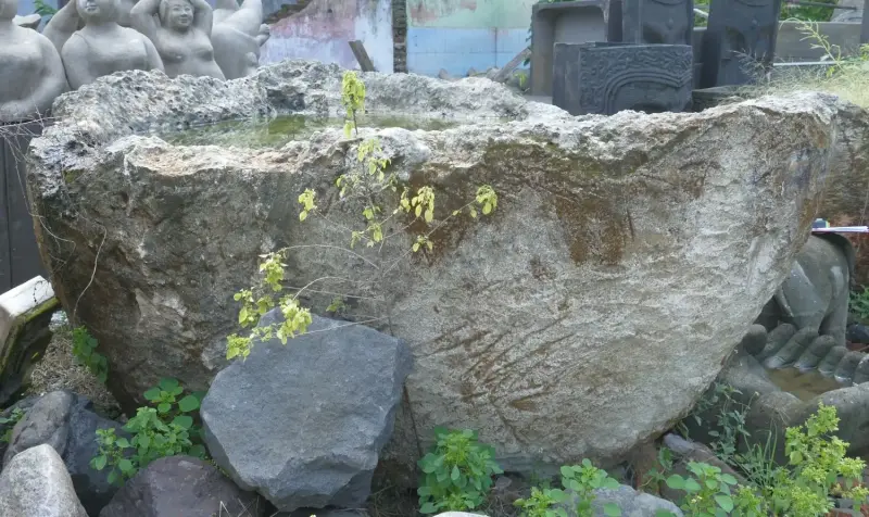Artikelbild 7 des Artikels “Der Islandtopf besteht aus Kalkstein, der von der Küste Indonesiens stammt. Er ist etwa 240 cm lang und 50 cm tief. “